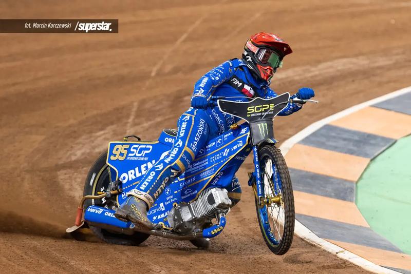 Gdzie oglądać żużel? Sprawdź, na jakim kanale zobaczysz emocjonujące wyścigi!